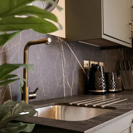 Lovely Flat On Bath Road - Flat 10 * Bristol